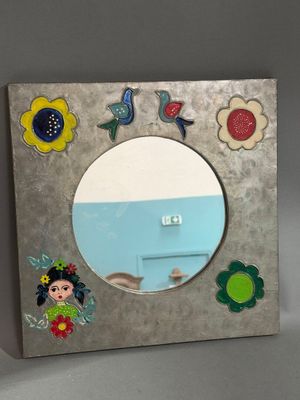une photo d'un tableau représentant un miroir orné de fleurs et d'oiseaux