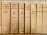 les livres d'une bibliothèque sont rangés sur une étagère