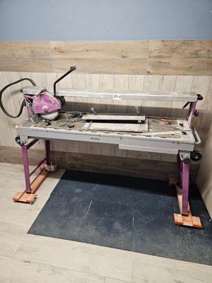 a machine that is sitting on a table in a room