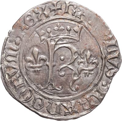 une vieille pièce d'argent surmontée d'une couronne