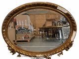 un miroir entouré d'un cadre doré