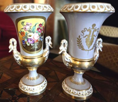 deux vases posés sur une table