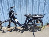 un vélo bleu garé devant un mur bleu