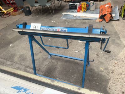 une photo d'une table avec une machine au milieu