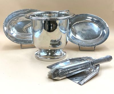 une assiette en argent avec une cuillère et un repose-cuillère, une assiette en argent avec un repose-cuillère, une assiette en argent avec un repose-cuillère et un repose-cuillère