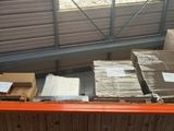 une grande quantité de cartons sur une étagère dans un entrepôt