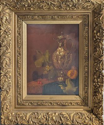 une peinture à l'huile représentant un vase argenté et des fruits posés sur une table
