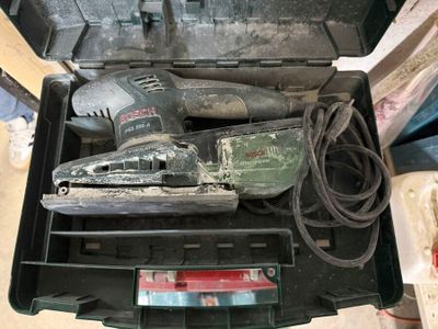 une boîte à outils avec des outils à l'intérieur sur le sol