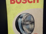 une vieille boîte sur laquelle est représenté un phare de voiture