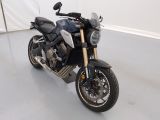 une moto garée à l'intérieur d'une tente