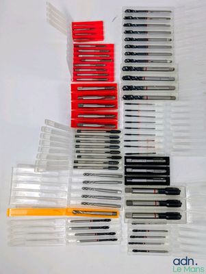 un grand nombre de stylos posés sur une table