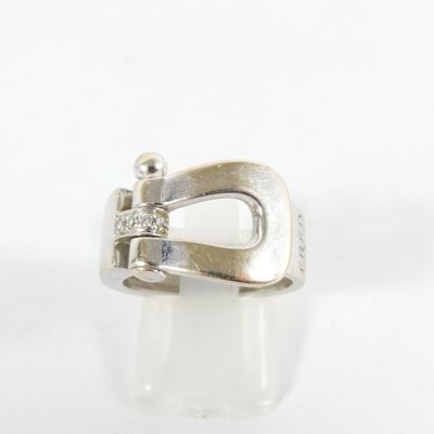 un gros plan d'une bague en argent sertie d'un diamant au centre