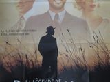 affiche de cinéma représentant un homme debout dans un champ d'herbes hautes