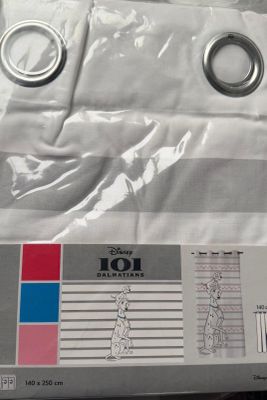 une photo représentant une paire de ciseaux posée sur une feuille de papier