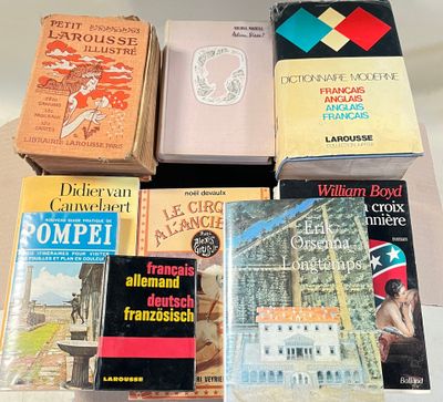 plusieurs livres sont empilés sur une table