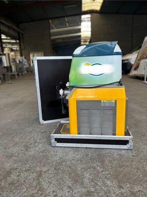 une petite machine posée sur une table