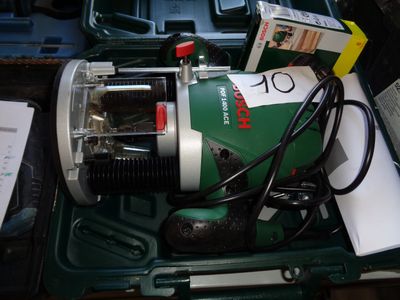 une machine verte et blanche posée sur une boîte verte