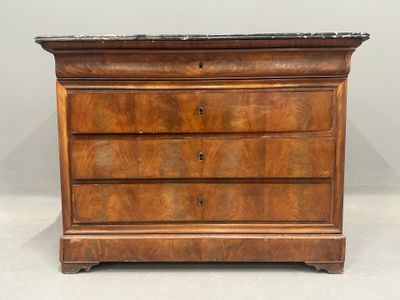 COMMODE rectangulaire à doucine en placage d'acajou flammé o…