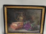 tableau représentant une nature morte avec des livres, un vase et un bouquet de fleurs violettes