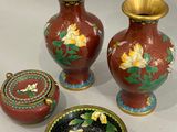trois vases et un bol sont posés sur une surface blanche