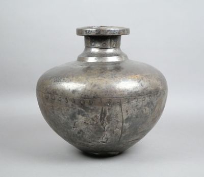 un vase en argent posé sur une table