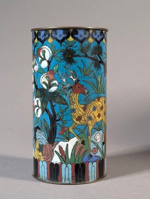 un vase bleu orné d'un motif représentant un cerf et des fleurs