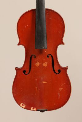 un vieux violon avec un archet accroché à son dos