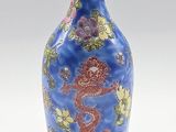 vase bleu et jaune orné d'un dragon et de fleurs