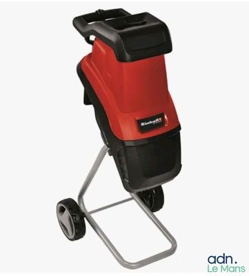 un épandeur de gazon rouge et noir posé sur un chariot