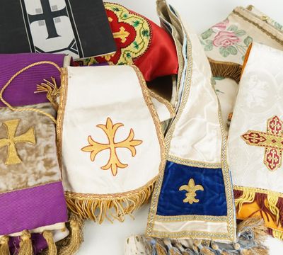 plusieurs types de tissus différents disposés sur une table
