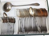 de nombreuses cuillères et fourchettes dans une boîte