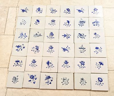 beaucoup de carreaux bleus et blancs disposés sur le sol