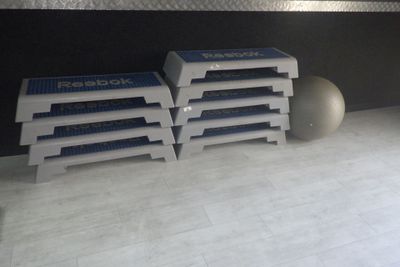 quatre bancs placés au milieu d'une pièce