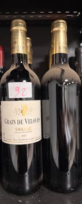 des bouteilles de vin sont alignées sur une étagère dans un magasin
