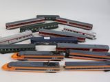un grand nombre de trains miniatures qui se trouvent sur la table