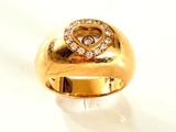 une bague en or ornée d'un cœur en diamant
