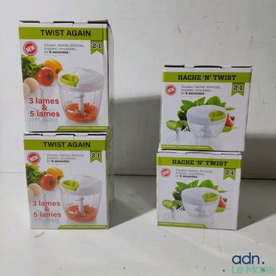 trois cartons de mixeurs posés les uns à côté des autres sur une table