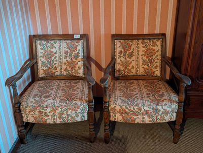 deux chaises placées l'une à côté de l'autre dans une pièce