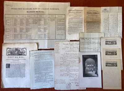quelques vieux papiers sont posés sur une table recouverte d'une nappe rouge
