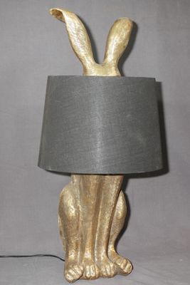 lampe en forme de lapin doré surmontée d'un abat-jour noir