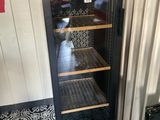 une cave à vin posée dans un coin de la pièce