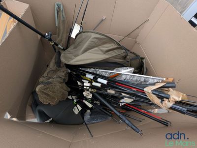 une boîte en carton contenant plusieurs paires de skis et des bâtons