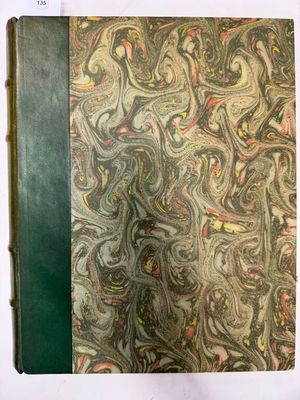 un vieux livre à la couverture verte posé sur une table