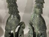 deux statues d'oiseaux assis l'un à côté de l'autre