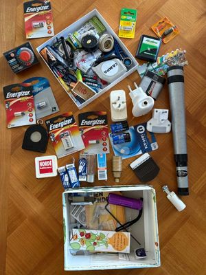 Lot de petite quincaillerie comprenant : ampoules, piles ENE…