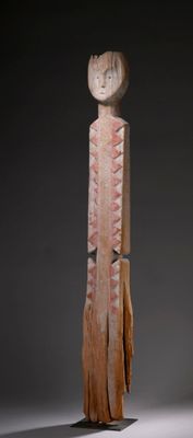 une image représentant une sculpture en bois d'une personne portant un chapeau sur la tête