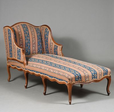 Chaise longue à oreilles en noyer mouluré, traverses chantou…