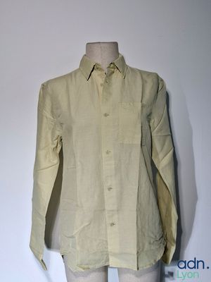 chemise posée sur un mannequin, sur fond blanc