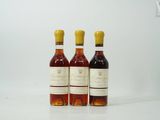 trois bouteilles de vin posées l'une à côté de l'autre sur une table