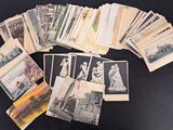un lot de vieilles cartes postales posées sur une table